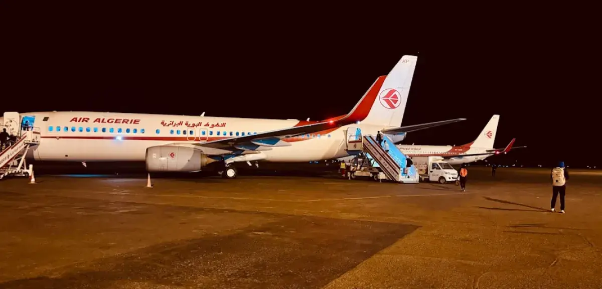 Un avion de ligne sur le tarmac d'un aéroport