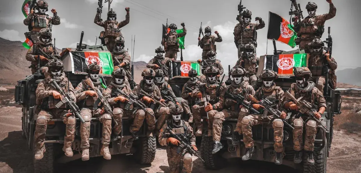 Des combattants afghans armés sur un véhicule militaire