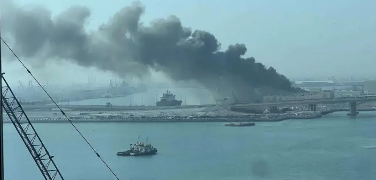 Épaisse fumée noire s'élevant de la base navale française Camp de la Paix à Abu Dhabi après la frappe de drones iraniens