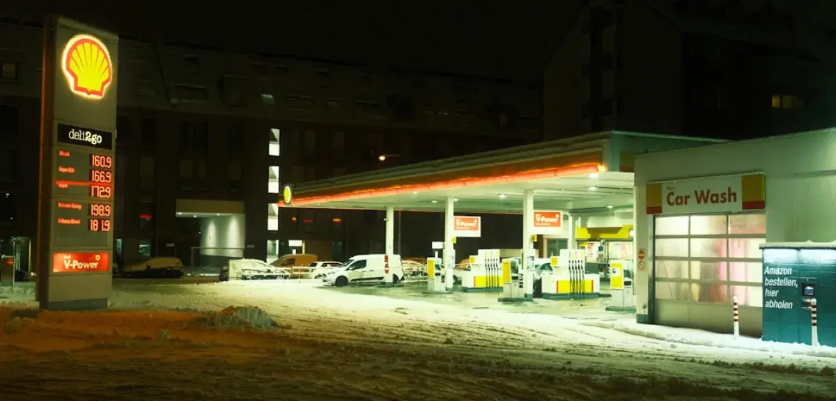 Station-service de nuit avec de la neige au sol