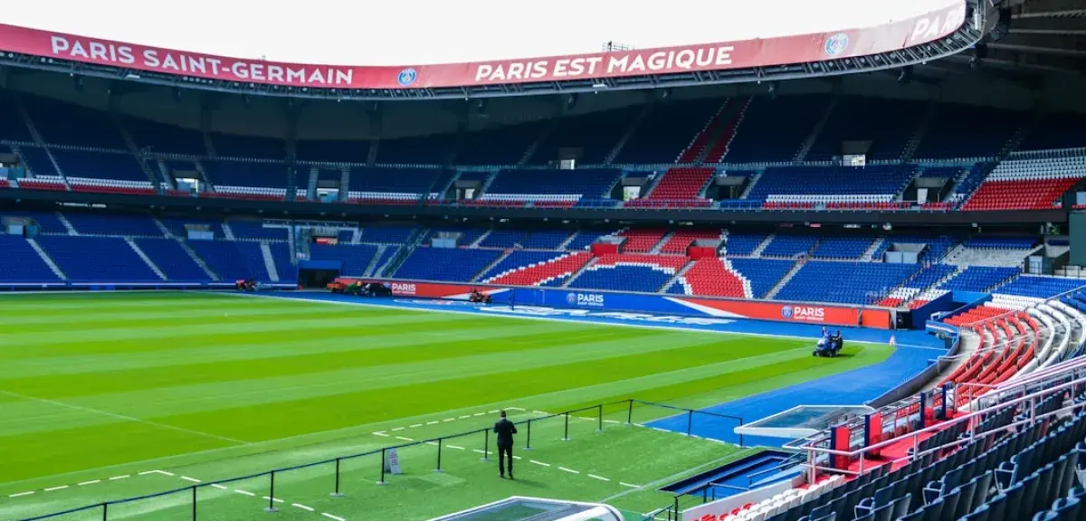 Supporters du PSG en liesse dans un stade