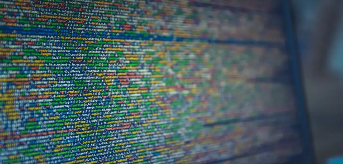 Vue rapprochee d'un code source colore affiche sur un ecran d'ordinateur, illustrant la cybersecurite et la protection des donnees.
