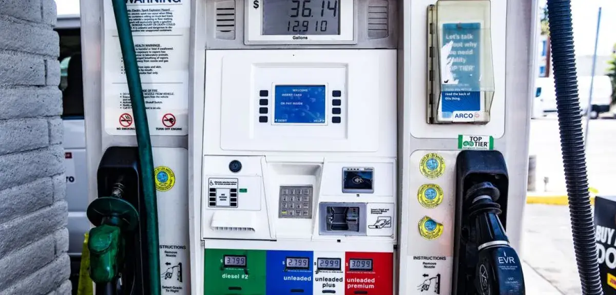 Pompe à carburant indiquant essence et diesel dans une station-service
