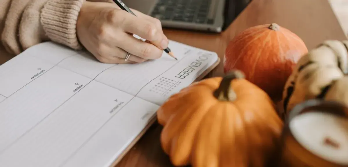 Agenda, citrouilles et ordinateur : planifier le budget de l'automne