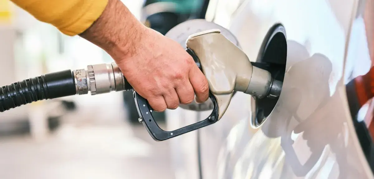 Un automobiliste fait le plein de carburant dans une station-service