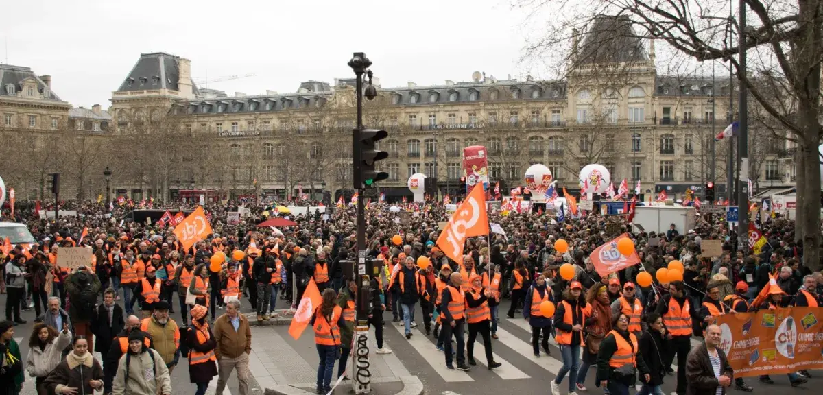 Manifestants dans une rue de Paris lors d’une manifestation contre la réforme des retraites, le 28 mars 2023