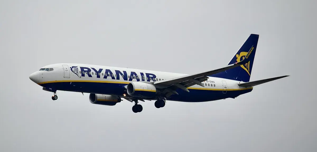 Boeing 737-800 de Ryanair en approche, vu de profil