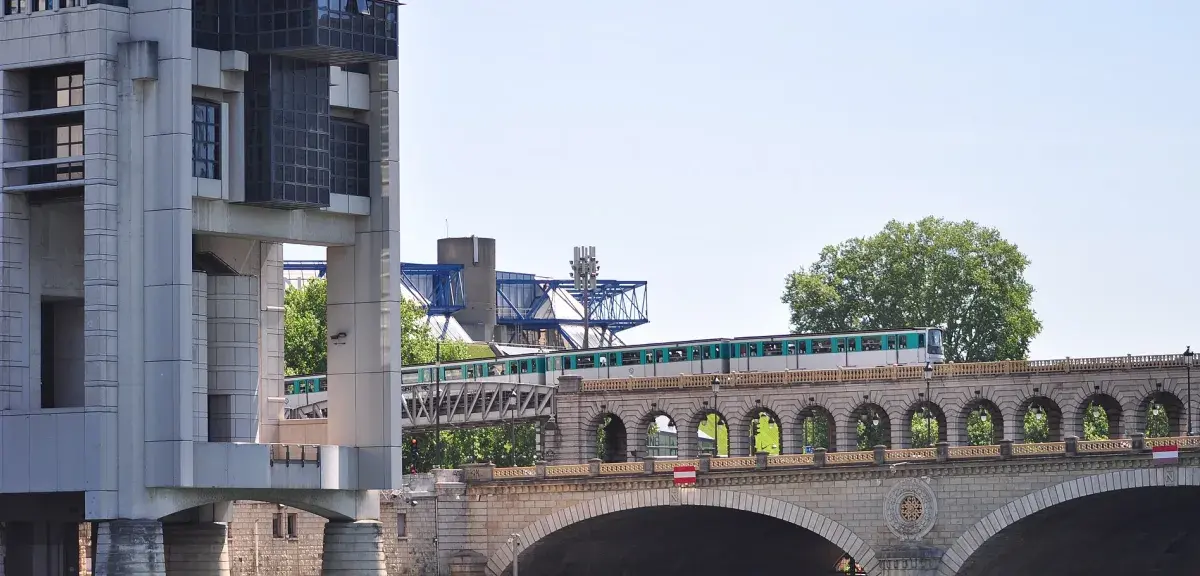 Le bâtiment Colbert du ministère de l'Économie et des Finances à Bercy, au bord de la Seine, avec le pont de Bercy et une rame de métro