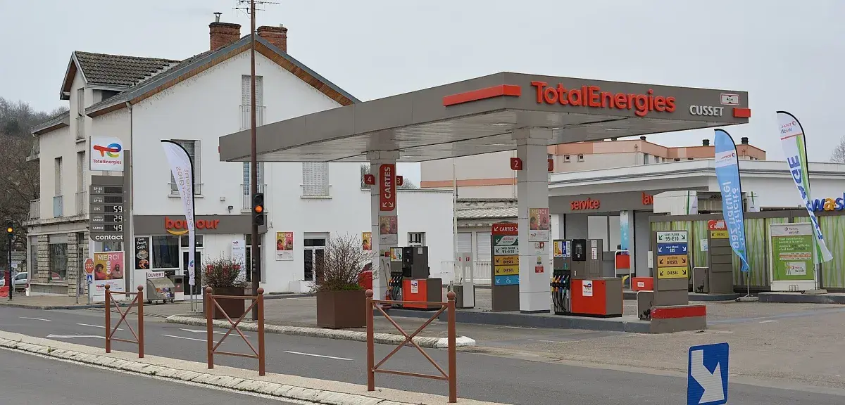 Station-service TotalEnergies de Cusset avec ses pompes à carburant