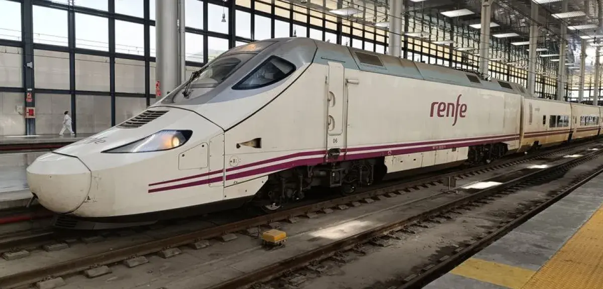 Train à grande vitesse Renfe en gare de Cadix, Andalousie, Espagne