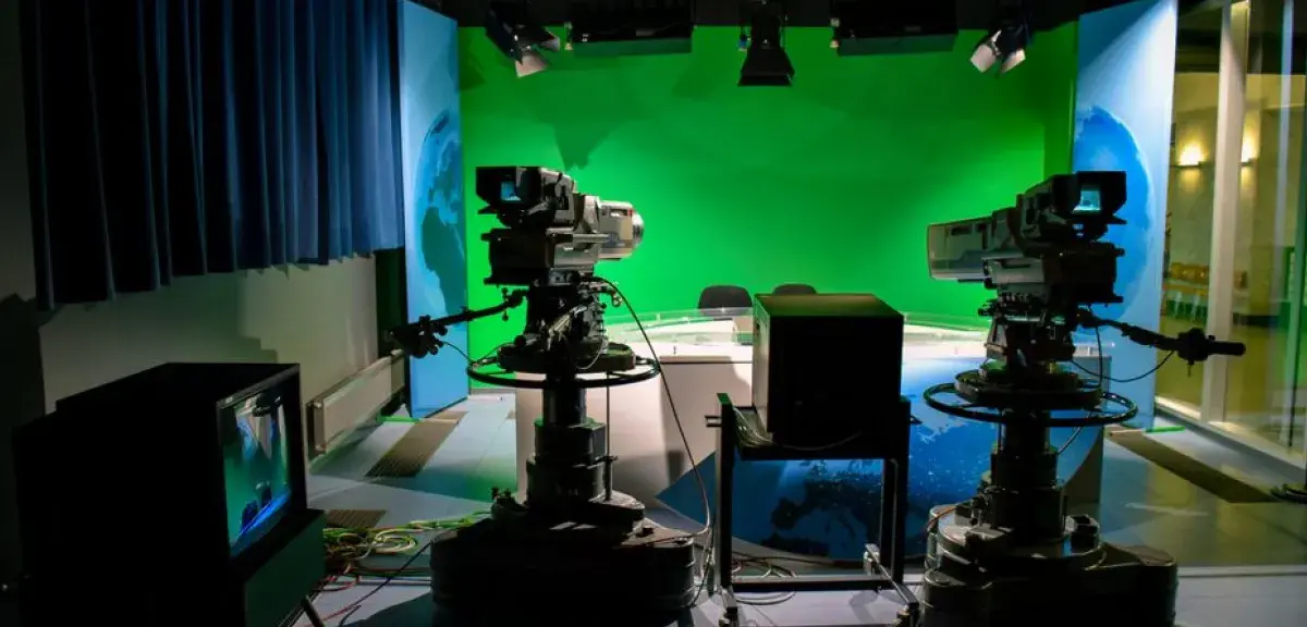 Plateau de télévision équipé de caméras et d'un fond vert