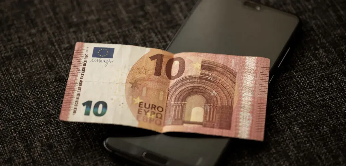 Billet de 10 euros posé sur un smartphone