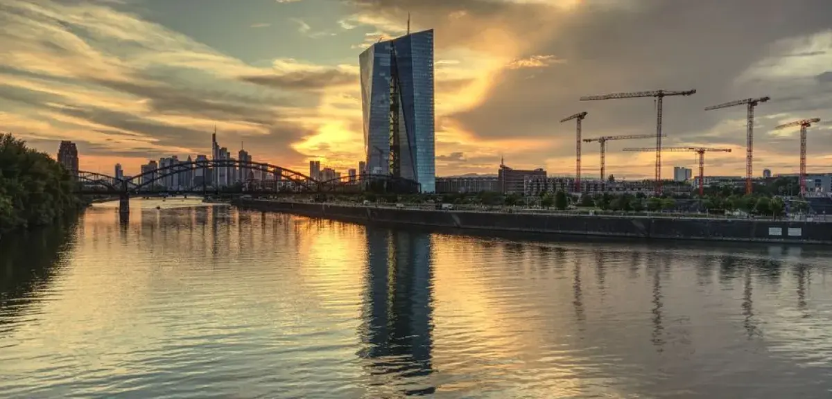 Immeuble de la Banque centrale européenne à Francfort au coucher du soleil