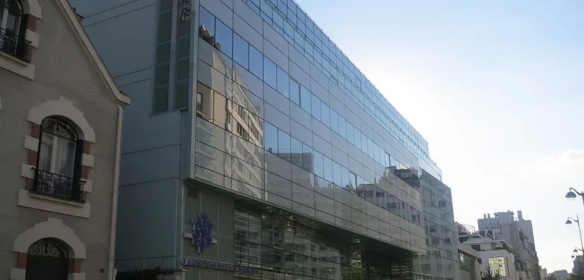Façade vitrée du siège de la Caisse d'allocations familiales de Paris, rue du Docteur-Finlay, avec l'enseigne CAF