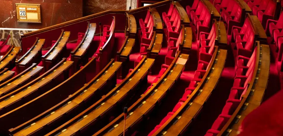 Hémicycle d'une assemblée législative avec sièges rouges