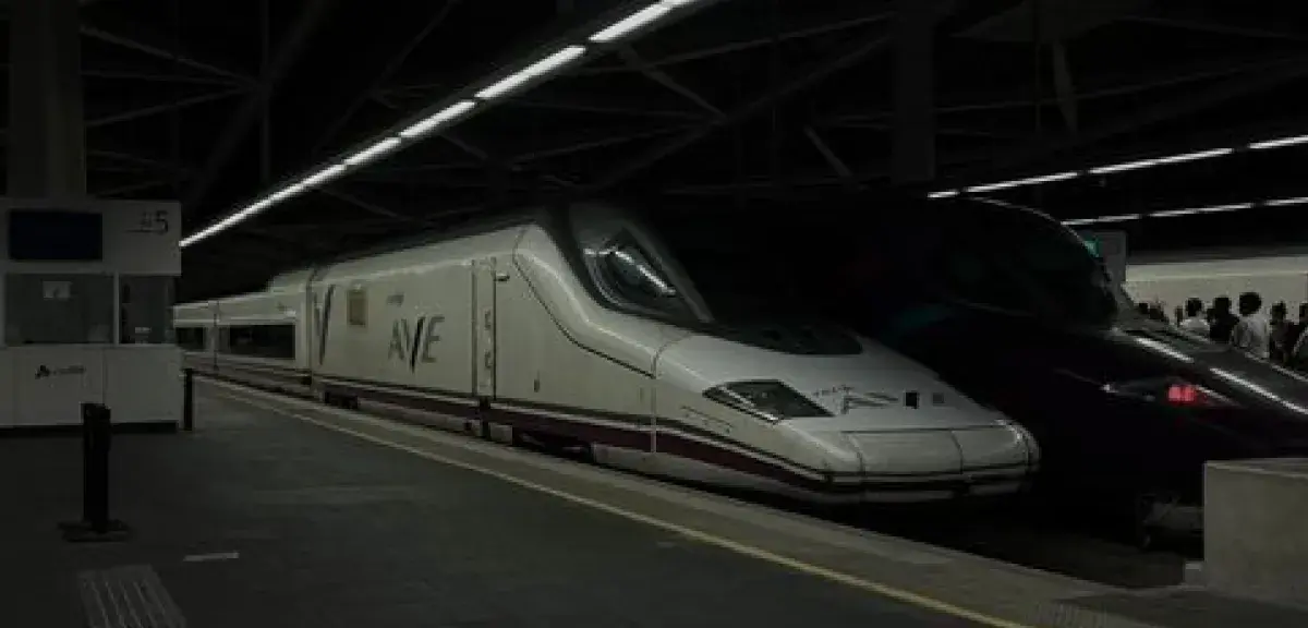 Train à grande vitesse AVE à quai dans une gare