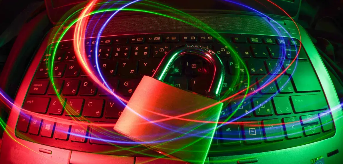 Pièces de cryptomonnaie sur fond sombre