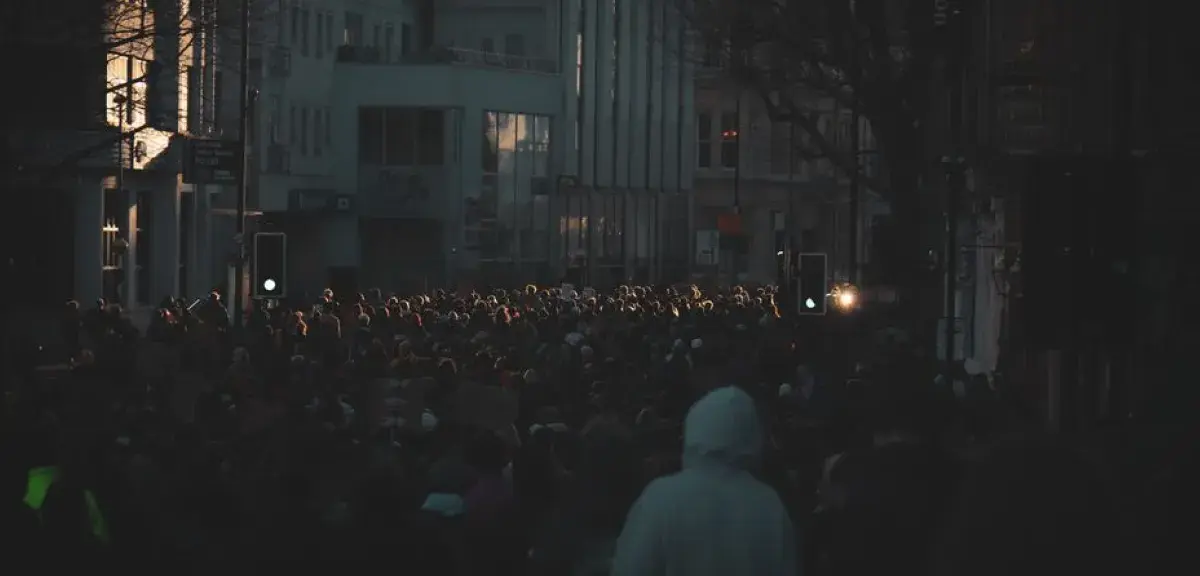 Foule rassemblée dans une rue lors d'une manifestation