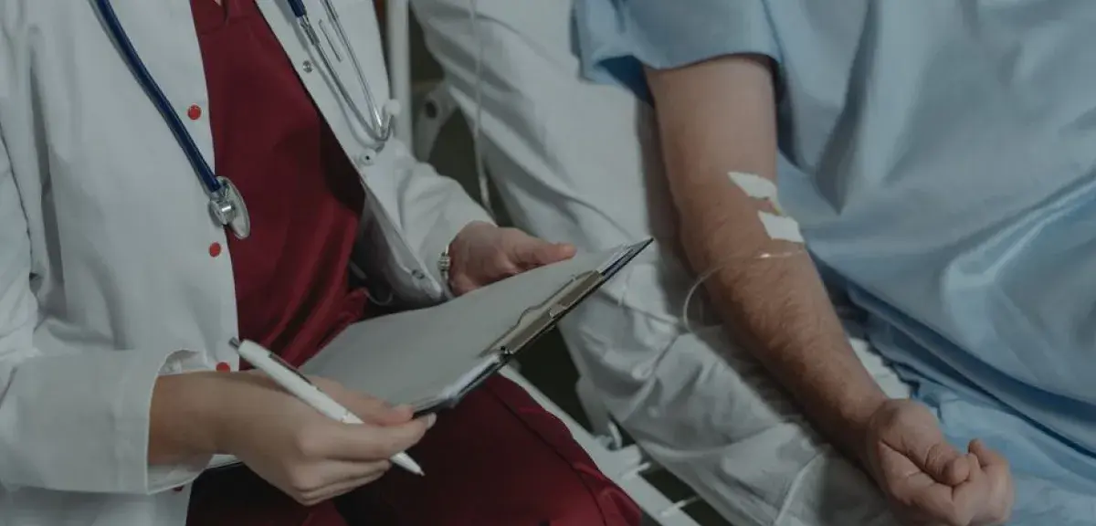 Médecin examinant un dossier médical auprès d'un patient