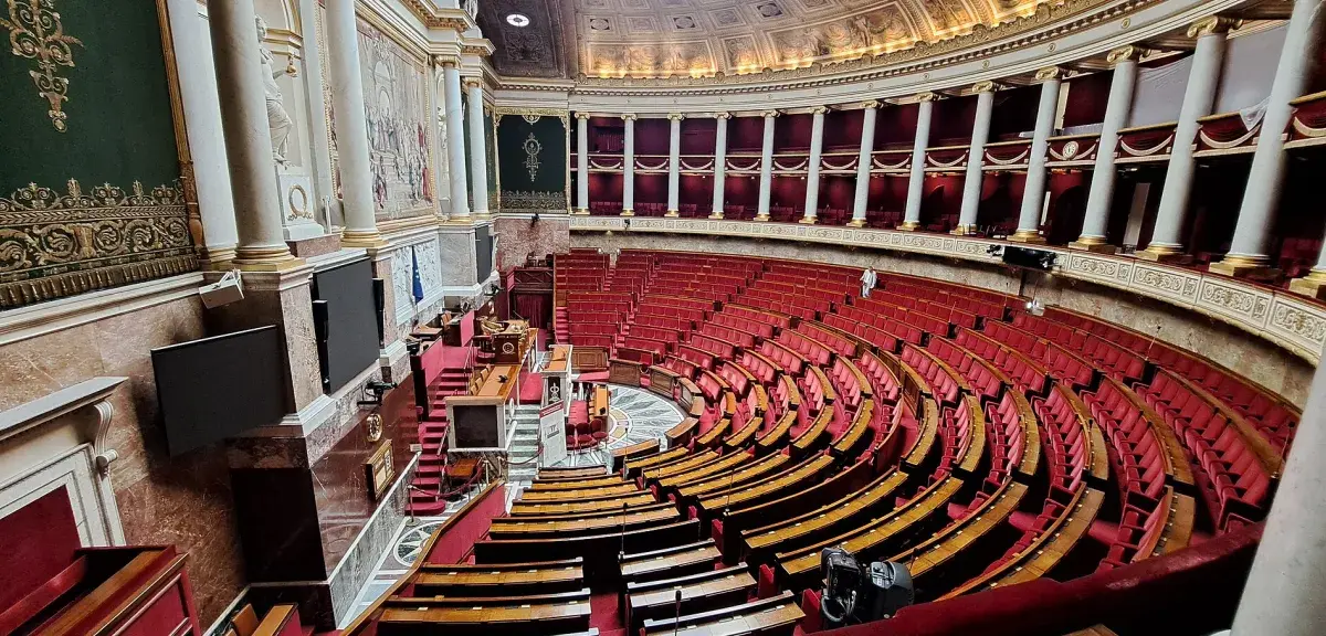 L’hémicycle vide de l’Assemblée nationale, au Palais Bourbon à Paris