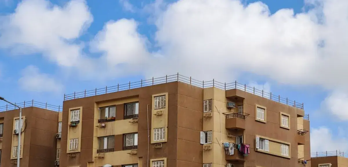 Immeubles d'habitation collectifs sous un ciel bleu
