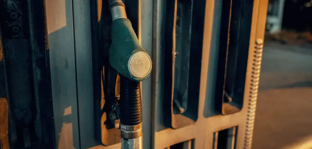 Pistolet de distribution de carburant accroché à une pompe de station-service