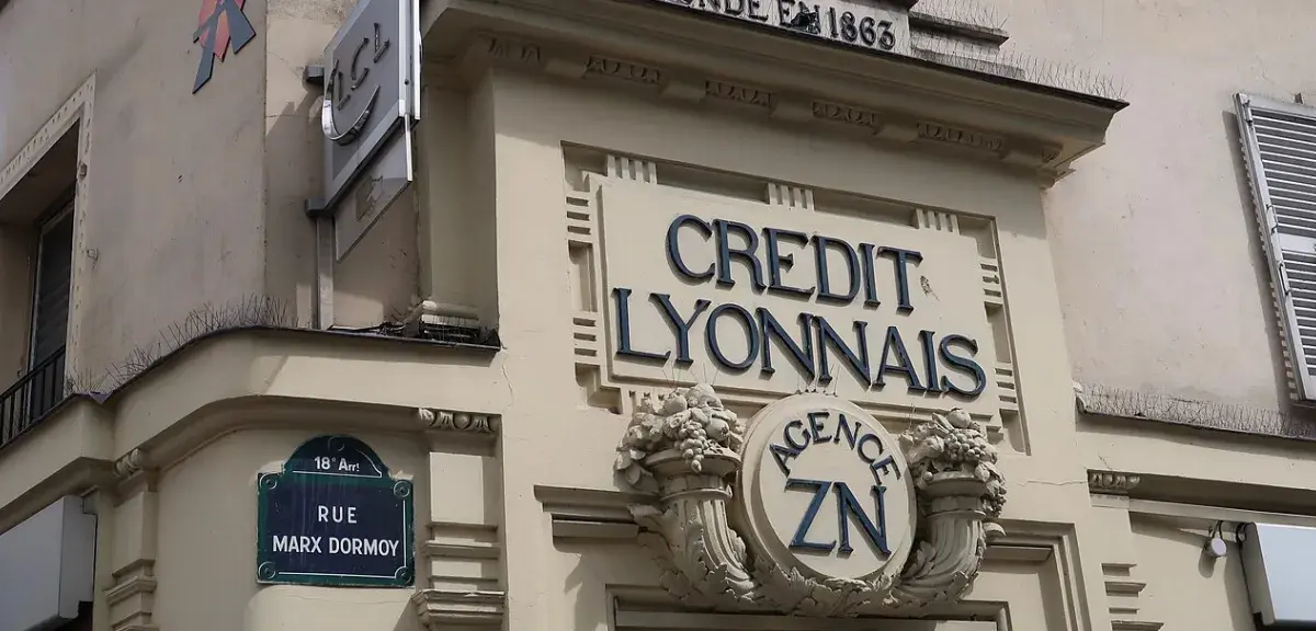 Façade d'une agence LCL à l'angle de la rue Marx-Dormoy à Paris