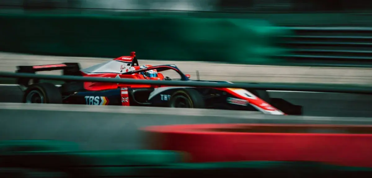 Un pilote au volant d'une voiture de course sur un circuit