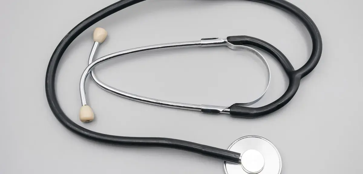 Stéthoscope posé sur un fond gris