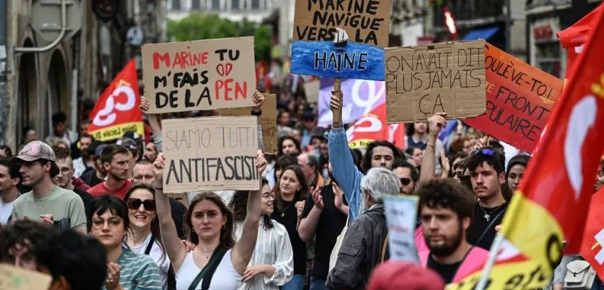 Le Rassemblement national, autrefois cantonné aux marges, se retrouve aujourd’hui dans une position qui le rapproche, scrutin après scrutin, du pouvoir
