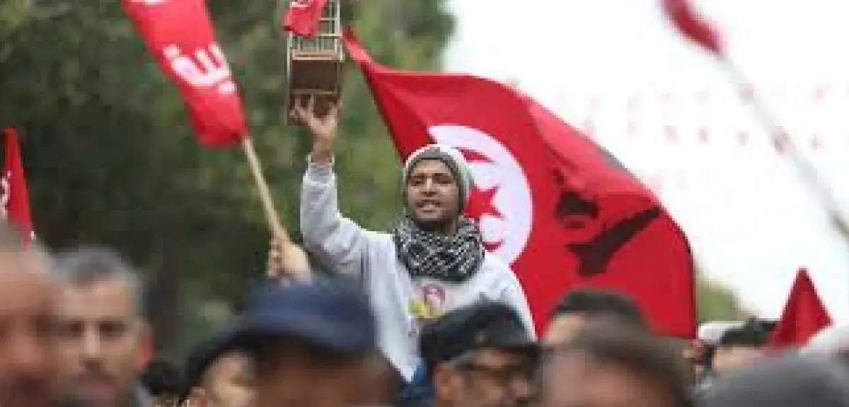 Un symbole de continuité et de désillusion Les observateurs s’accordent à dire que la Tunisie vit un tournant critique. La fermeture du Parlement, la réforme constitutionnelle et l’arrestation de plusieurs figures de l’opposition ont fragilisé la jeune démocratie. « Kaïs Saïed a brisé le rêve démocratique tunisien », estime un analyste politique cité par Le Courrier de l’Atlas. Mais malgré la désillusion, la société civile tunisienne reste l’une des plus actives du Maghreb.  Cette mobilisation, même limitée