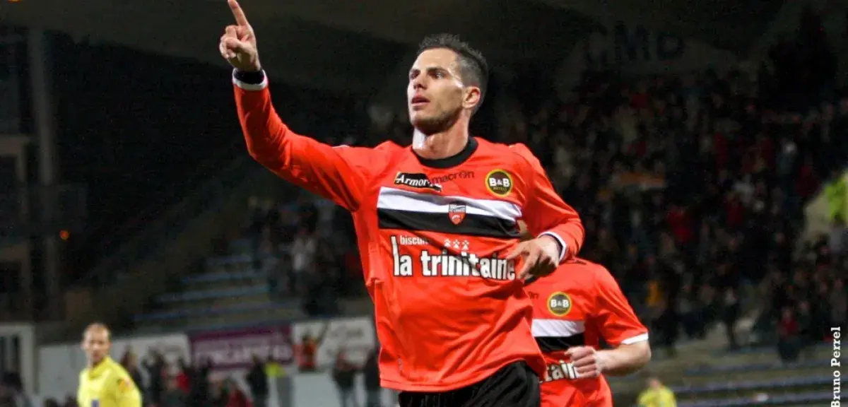 Jérémie Aliadière, le buteur du FC LOrient, ne ferme pas la porte à une éventuelle sélection en équipe nationale algérienne. (Site officiel FC Lorient)  