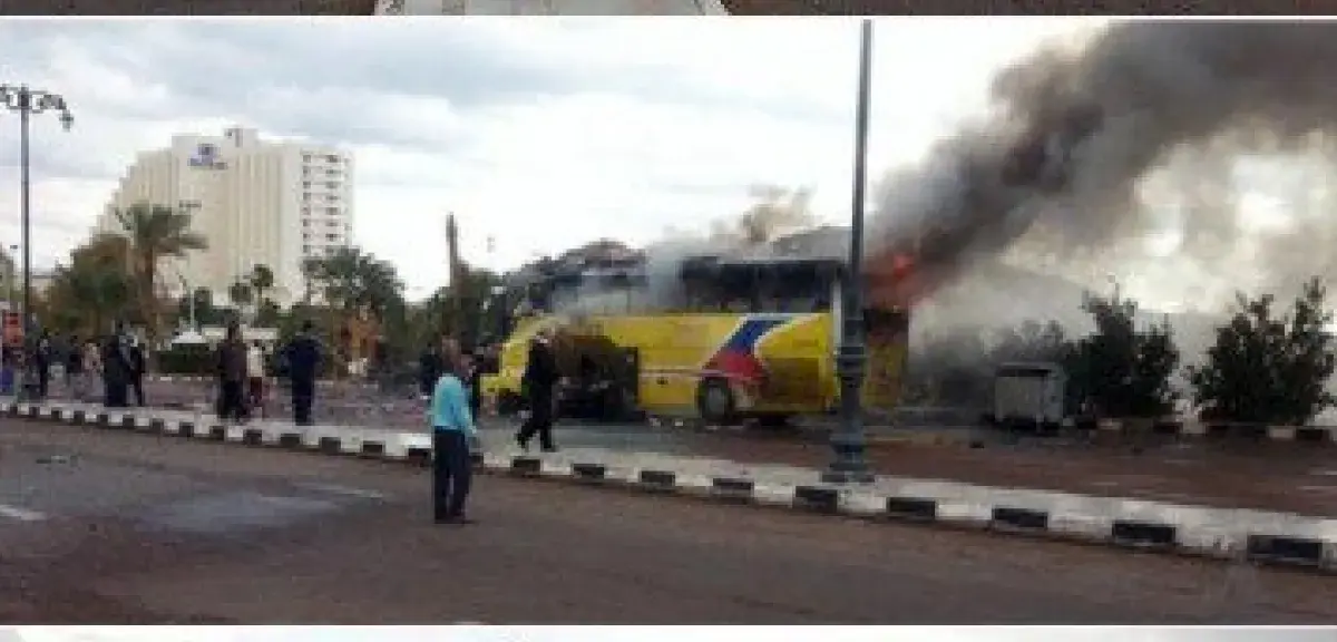 un homme s'est approché du bus. Il y a eu une explosion quand il se trouvait sur la 3ème marche, selon la police... (DR)
