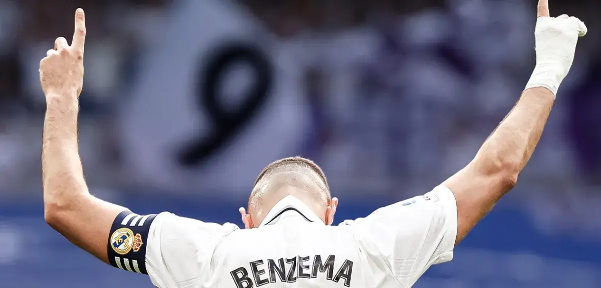 Karim Benzema célébrant l'un de ses trois buts lors de la victoire du Real Madrid contre Valladolid.