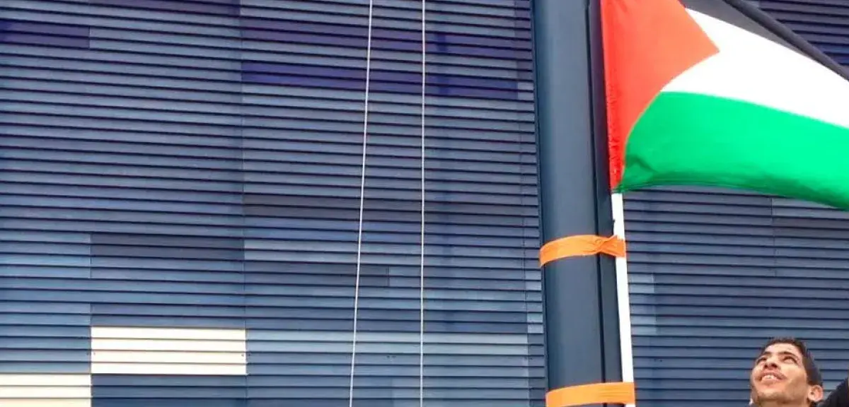 A l'issue de cette action, les manifestants ont symboliquement hissé le drapeau palestinien sur l'Hôtel de Ville de la capitale du Languedoc-Roussillon. (DR) 