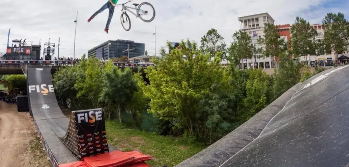 Le grand spectacle du FISE va commencer ! (© Guillaume Ducreux/C2X)