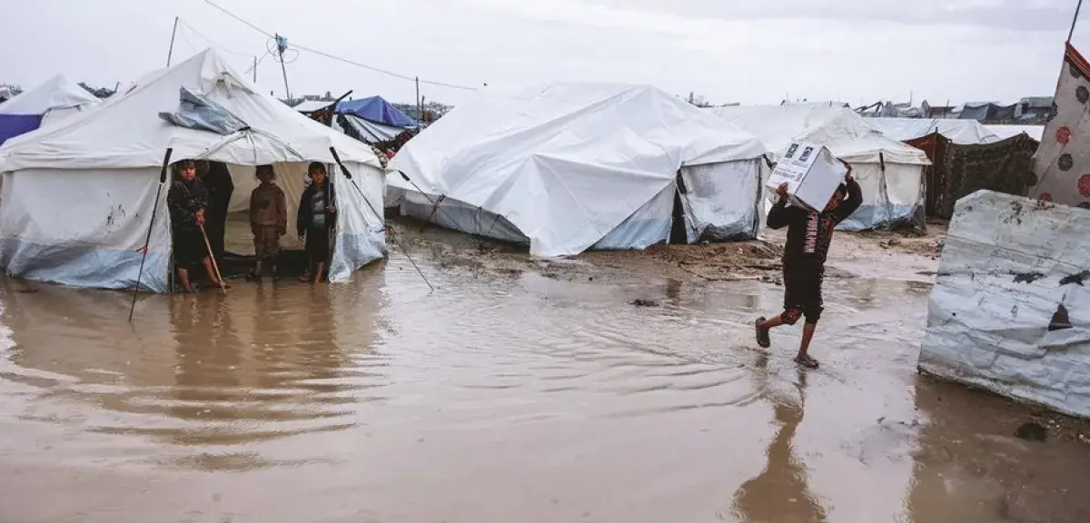 Dix pays, dont la France et le Royaume‑Uni, alertent sur la situation humanitaire « catastrophique » à Gaza, alors qu’Israël menace d’interdire certaines ONG dès 2026.
