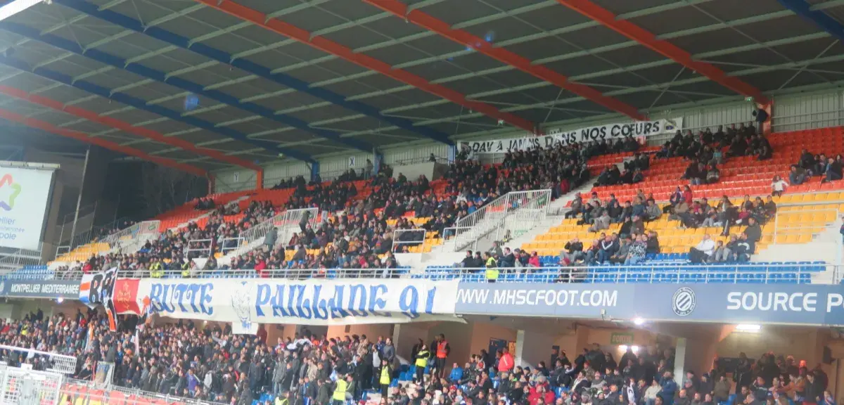 Les deux équipes ont procédé à une minute de silence en hommage à David, supporter de 25 ans qui avait fait le déplacement depuis l’Aveyron et plusieurs banderoles ont été réalisées par les supporters, à l’image de celle-ci de la Butte Paillade : "Dav à jamais dans nos cœurs". (© N.E)