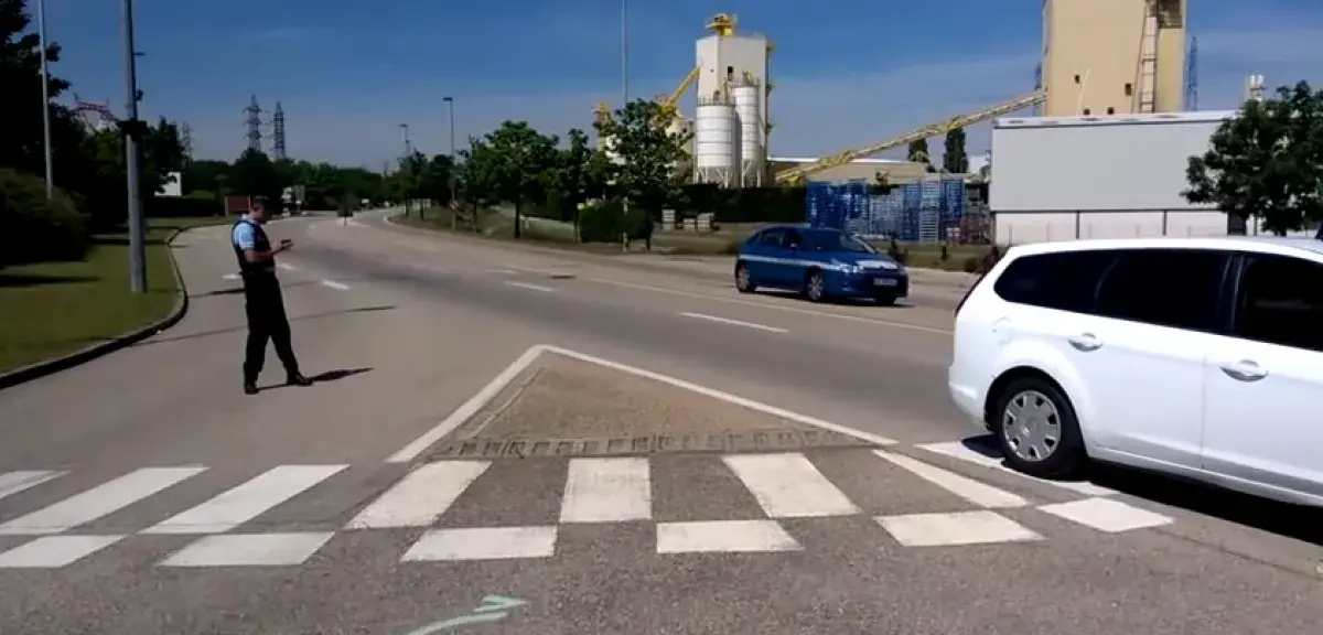 Un homme a été décapité avec une "mise en scène macabre", de source policière, sa tête ayant été retrouvée sur les grilles de l’usine au côté de deux drapeaux islamistes. (Capture d’écran Dauphiné Libéré)