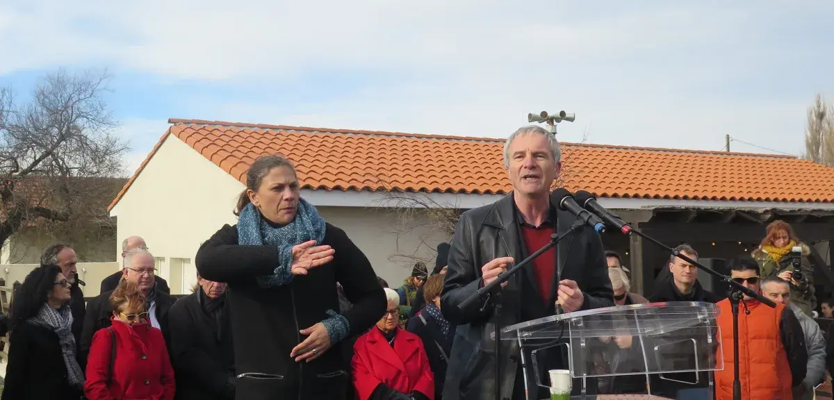 Pierre Bouldoire a souhaité à toutes et tous une excellente santé, mais dans toutes ses dimensions, physiques et morales, avec une traductrice du language des signes. (© Nicolas Ethève)