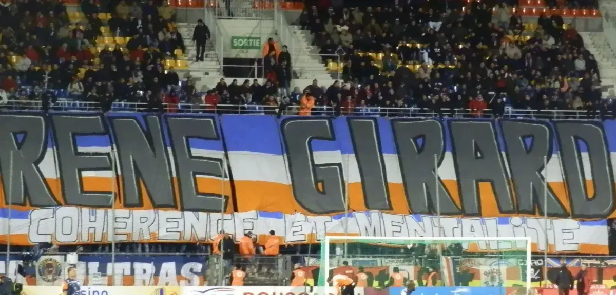 Les Ultras de Montpellier ont brandi ce soir un tifo en hommage au coach du MHSC avec ses mots : « René Girard, cohérence et mentalité ». (Capture d'écran page FB Los Pailllados)