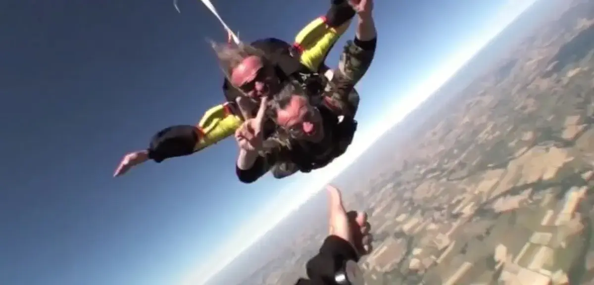 4000 mètres d’altitude, 1 minute de chute libre, il n'en fallait pas moins pour Dominique Reynié afin de faire taire les mauvaises langues. (Capture d'écran/YouTube)