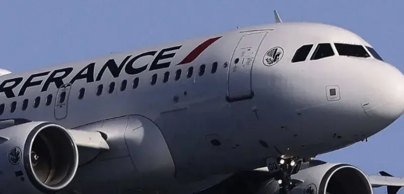 Avion Air France sur le tarmac après un atterrissage d urgence avril 2026
