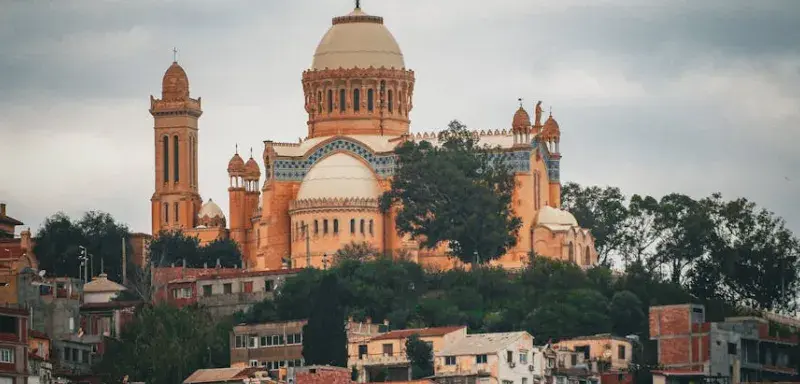 La basilique Saint-Augustin à Annaba, vue panoramique depuis la ville
