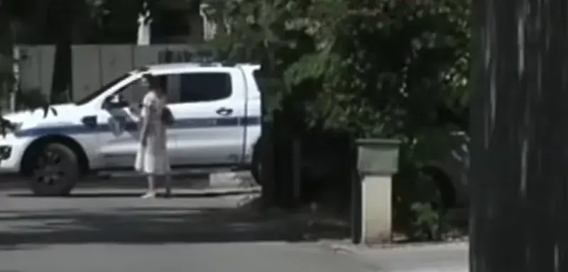 Voiture stationnée sous un soleil de plomb à Carpentras pendant la canicule