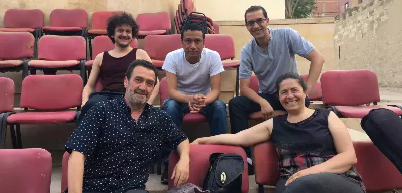 Le groupe de rock franco-algérien s’est produit pour la première fois au Caire ce mardi 6 juin. Nous sommes partis à la rencontre d’Hocine Boukella et de son équipe composée de Simon Clavel, Eric Rakotoarivony, Abdennour Djemai et la manager Ira Wiz.  Le groupe de rock franco-algérien s’est produit pour la première fois au Caire ce mardi 6 juin. Nous sommes partis à la rencontre d’Hocine Boukella et de son équipe composée de Simon Clavel, Eric Rakotoarivony, Abdennour Djemai et la manager Ira Wiz.