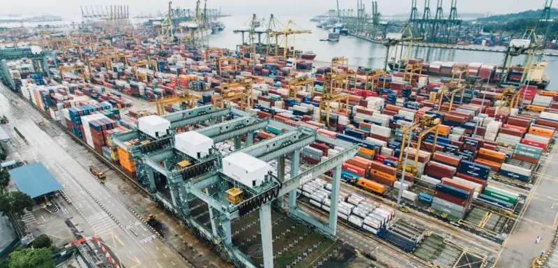 Navire cargo transportant des marchandises en mer, illustration du commerce maritime de céréales