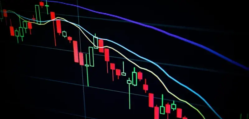 Écrans de marché boursier affichant des courbes en baisse, symbolisant le krach technologique