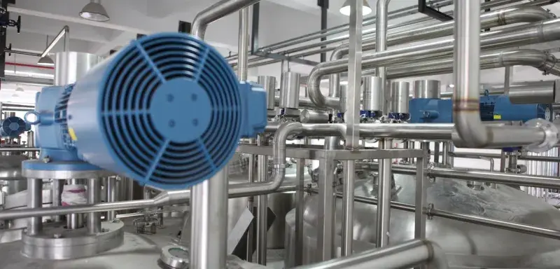 Installation pétrolière et derricks dans le désert