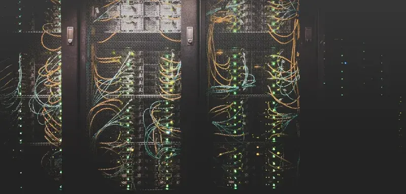 Salle de serveurs d'un data center avec rangées d'équipements informatiques éclairés en bleu